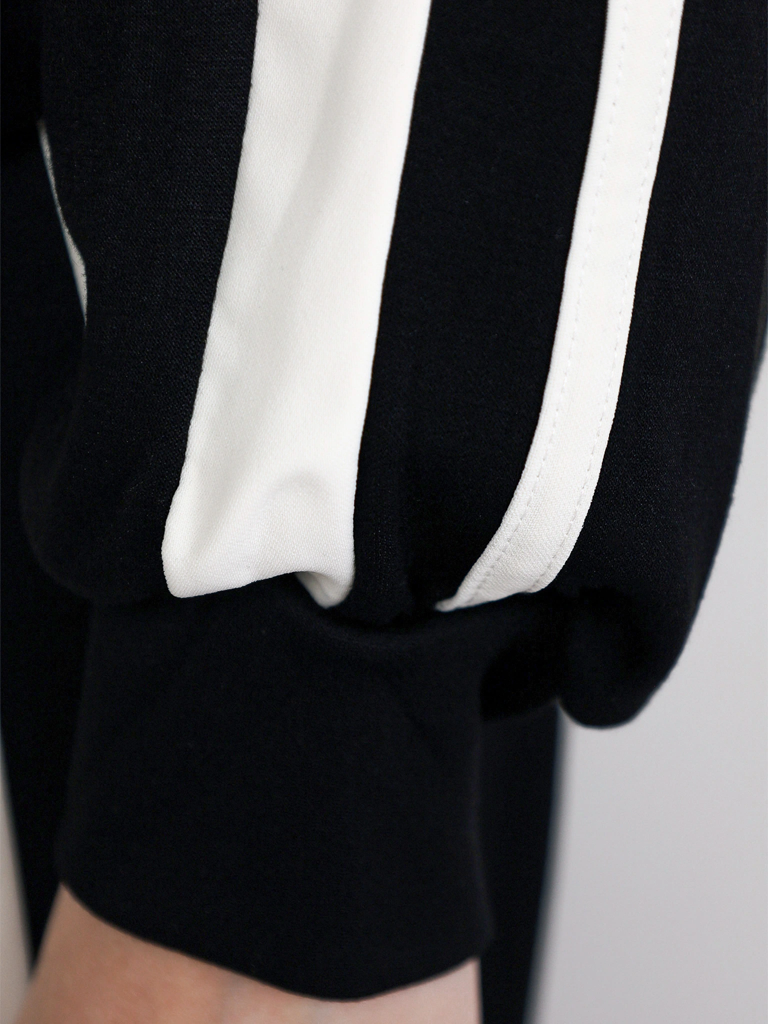 Куртка трикотажная черного цвета прямого кроя